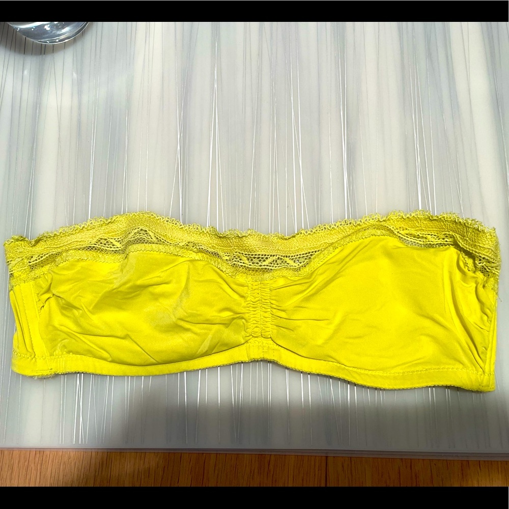 NWOT. Strapless unlined underwire bra with lace detail